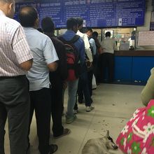 切符売り場の列。有人売り場のみ