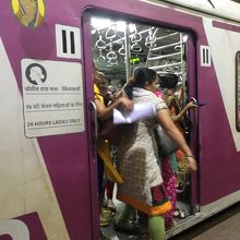 ホームから乗り込む人