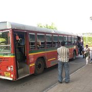 空港⇔市内への直通バスは無し。アンデーリー駅とのバスはローカル感満載