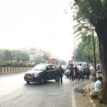 地下通路近辺の道