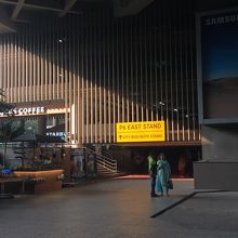 空港からバス停へ向かう通路