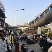アンデーリー駅のバス乗り場