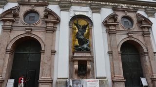 入口前に聖ミカエルの像