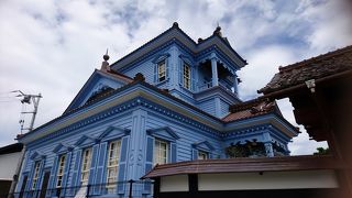 和洋折衷の美しい建築物です