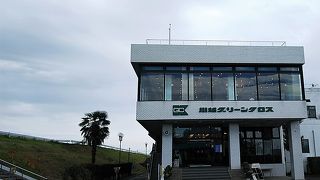 スタートホールは船で対岸へ。