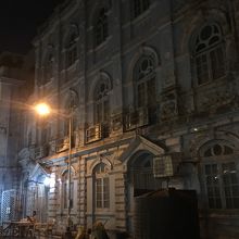 外観。セキュリティが厳しそうだ