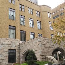 日本大通りにある建物です。