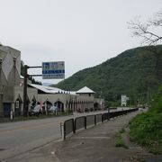 ボルダリング施設のある道の駅．裏には大きな滝がある．
