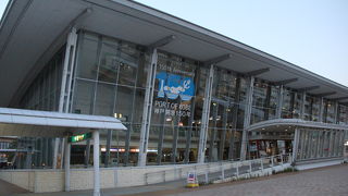 ガラス張りのきれいな建物