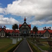 温泉療養施設だった美しい建築物