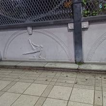 体操やマラソンの競技が彫ってある