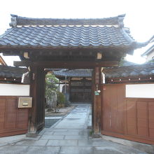 左右の板壁の中央に立派な山門