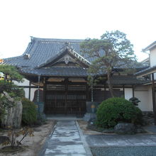 古風な本堂の前は、手入れされた石や松が美しい