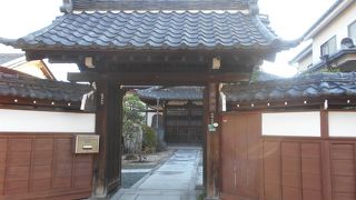 門脇には「おれがおれがの　我をすて　おかげおかげの　げでくらせ」