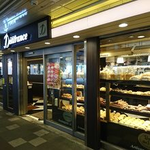 駅ビル内、改札そばの「デリフランス」