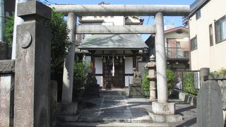 狭い急坂の途中にあります。