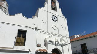 ミハスメイン通りにある白の教会