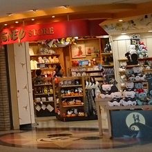 みなとみらいにあるディズニーストア By Lily7 ディズニーストア クイーンズスクエア横浜店 のクチコミ フォートラベル