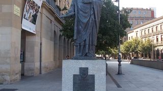 カルロス3世の像があります。