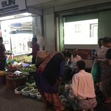 庶民的な人々が行きかう姿