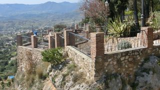 ミハスの上の方にある広場で展望台のすぐ下に位置します。