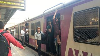 近郊線鉄道とムンバイメトロに乗車