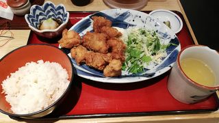 今回は「からあげ食べ放題定食」900円にしました。