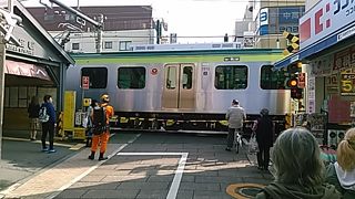 (戸越銀座)。商店街を横切るように東急池上線が走っていて面白いです。