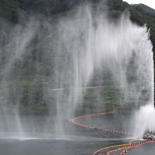 水は風に流され、カーテンのように