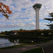 濠から見たタワー