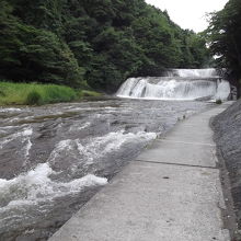 遊歩道と二段滝　遊歩道は滝の間際へ　さらに脇に階段も