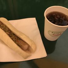 ホットドッグと麦茶