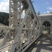 白い重厚感ある橋