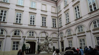 中庭に無料で入れます