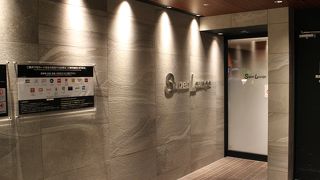 一般エリアにあるカードラウンジ、眺めがよく快適だがいつも混雑している？