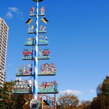 日が当たると楽しい絵が浮かんでいます