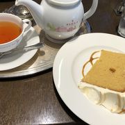 紅茶はたっぷり、ケーキも大きめ