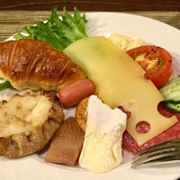 朝食ビュッフェ。チーズやヨーグルトが美味しい。