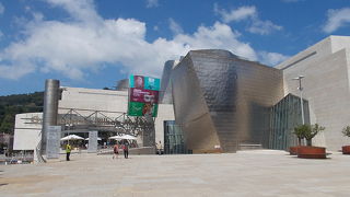 ビルバオ川岸にあります。