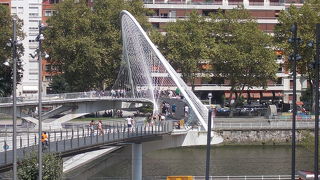 ビルバオ川にかかる橋の一つです。