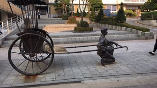 日本の租界だったエリアの通り。金融機関・官公庁が並ぶメインストリートです。