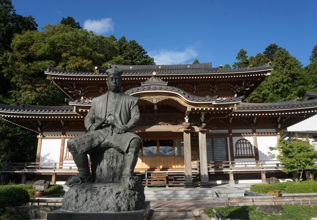 本堂の前には初代景綱の像がでんとかまえて