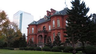 煉瓦の外観が素敵です、中も無料で見られます