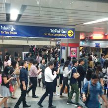 スティサン駅朝８時半の様子。