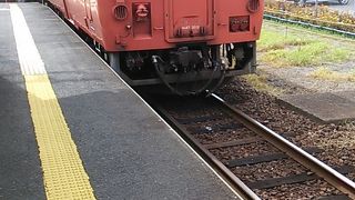 2018年８月５日現在、温泉津15時47分発普通列車出雲市行きは国鉄製のキハ４７系という車両が使用されていました