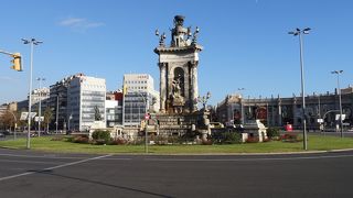 ツインタワーと円形建物が目印のモンジュイックの丘への起点