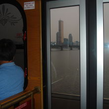 ルート上の、たぶん漢江大橋から夕暮れの63ビルを望む