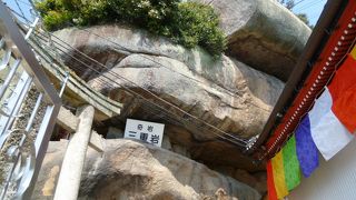 山肌に立つお寺