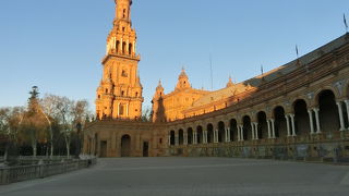 朝早く広いスペイン広場を写真撮影