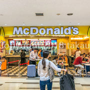 成田空港第二ターミナルのレストラン街にある世界のマクドナルドの支店です。
